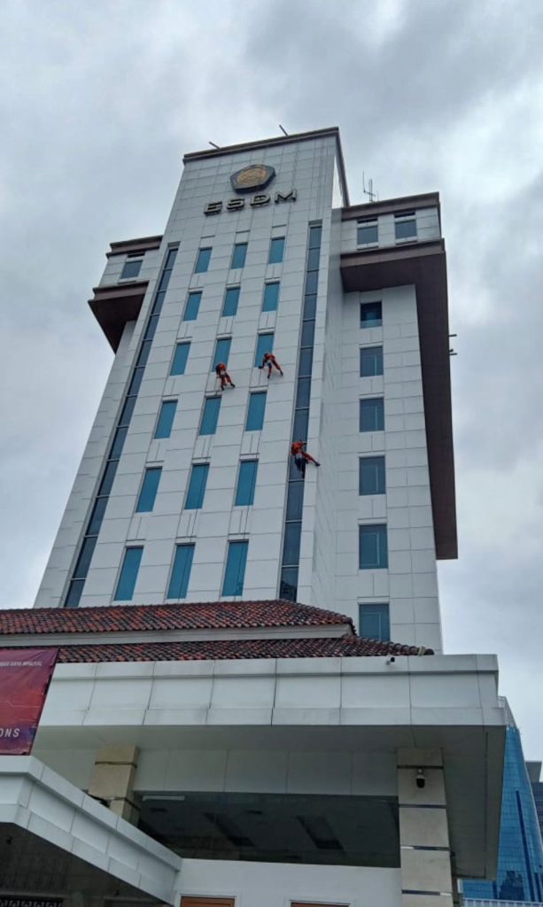 Layanan Pemeliharaan Gedung Tinggi (Rope Access Specialists) (1)